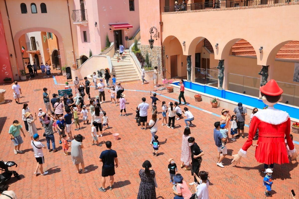 show diễn ở Làng Ý Pinocchio e Da Vinci, hàn quốc, cạnh petite france