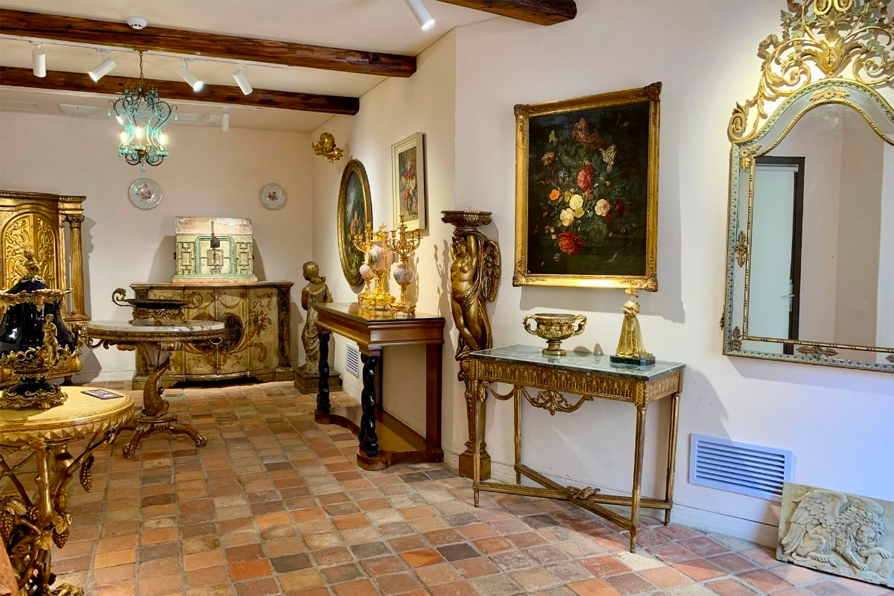 位於義大利村的復古展示館內，展示著色彩豐滿的藝術畫作與古董擺設，展現托斯卡納風格的優雅氛圍。