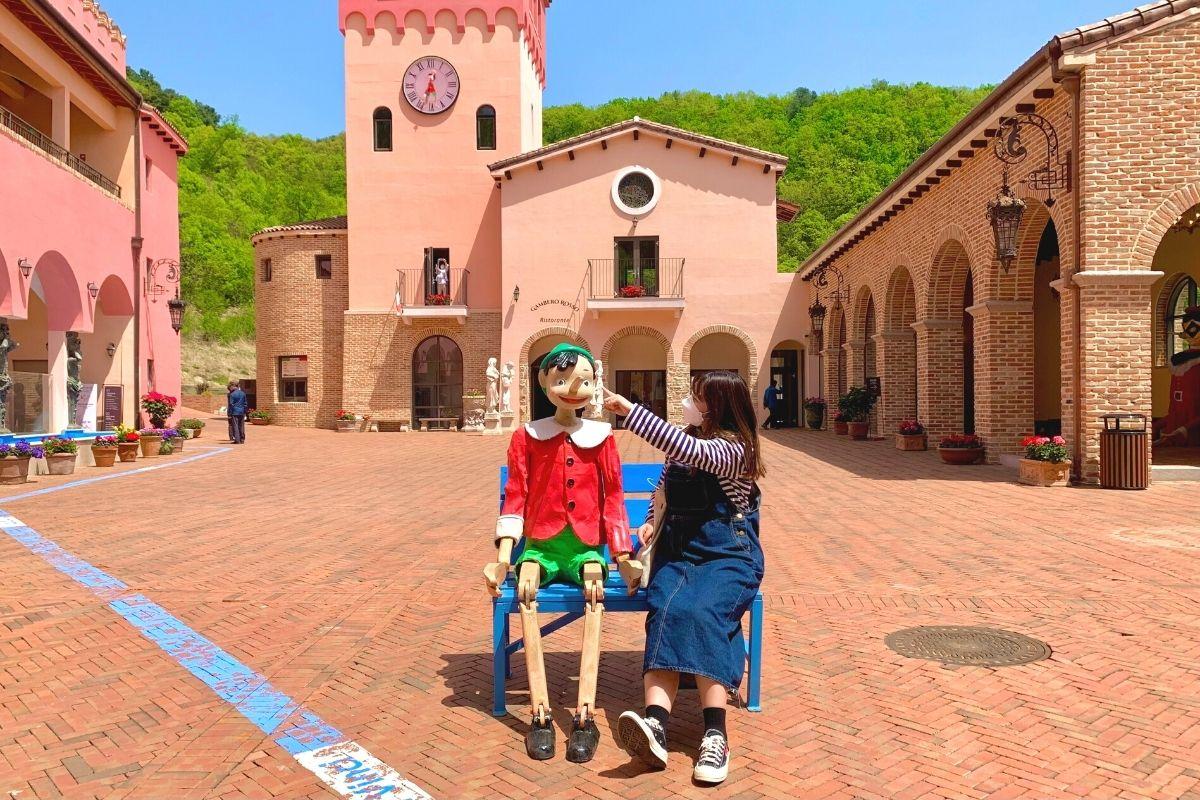 chụp ảnh với tượng pinocchio ở Làng Ý Pinocchio e Da Vinci, hàn quốc, cạnh petite france