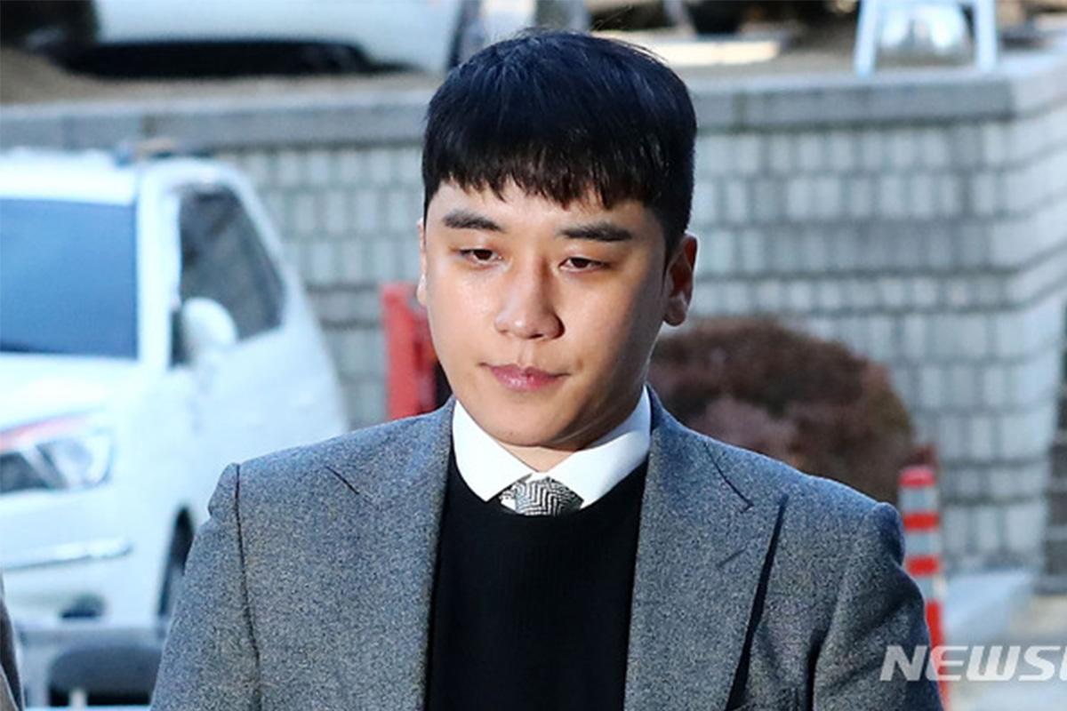 นักร้องคนหนึ่งสวมชุดสีเทาออกจากศาลในเกาหลีใต้ ขณะเผชิญหน้าข้อกล่าวหาที่เกี่ยวข้องกับคดีอื้อฉาวในไนท์คลับ Burning Sun