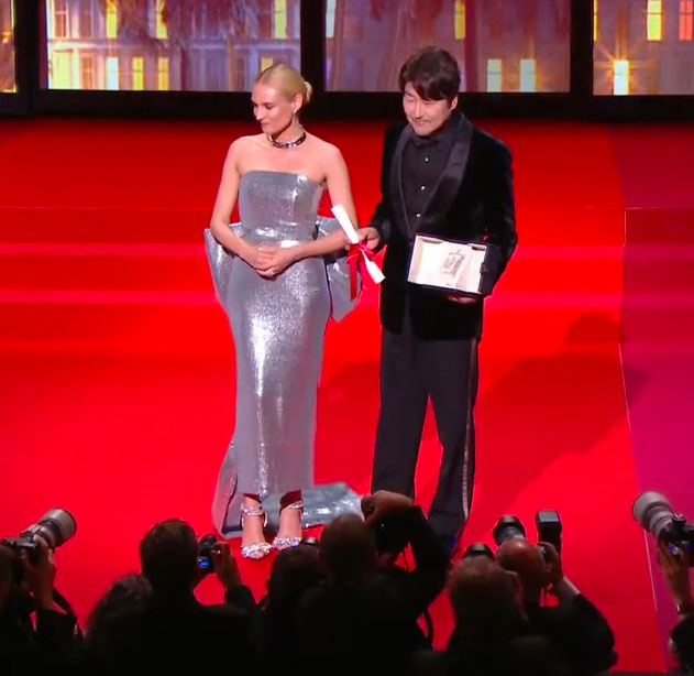 宋康昊在坎城影展红毯上领奖，获得最佳男主角奖，为韩国电影产业创历史新篇章。