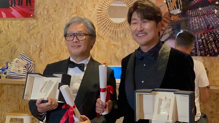 第75回カンヌ国際映画祭で賞を受賞したパク・チャヌク監督とソン・ガンホ、トロフィーを持って記念写真に収まる様子