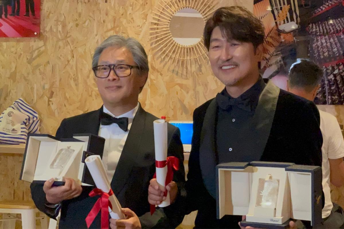 ปาร์คชานวุคและซงคังโฮถือรางวัลคานส์ในงานเทศกาลภาพยนตร์เมืองคานส์ปี 2022