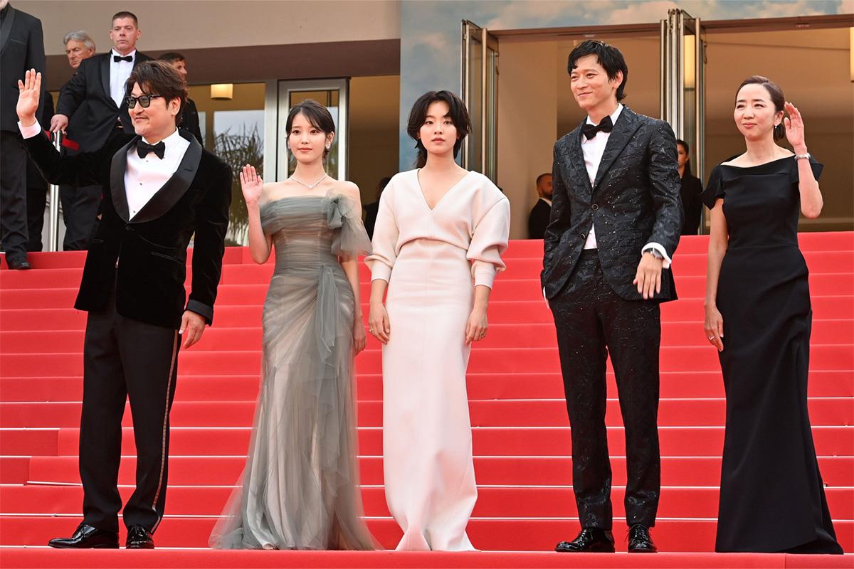 ภาพทีมงานภาพยนตร์ 'Broker' พร้อมนำแสดงโดยคังดงวอนและ IU ที่เทศกาลภาพยนตร์เมืองคานส์