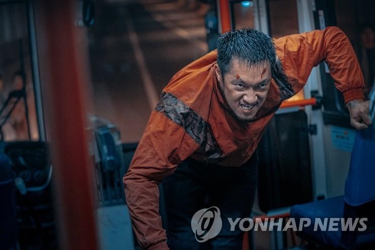 映画『犯罪都市2』のシーンで、バスの中でアクションシーンを行う人物