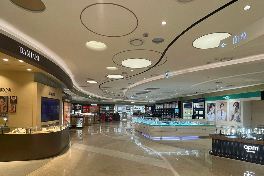 樂天世界塔免稅店的一個區域，內部設計現代化，展示各種高端商品，為顧客提供多樣化的購物選擇。