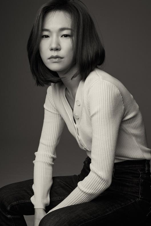 女優ハン・イェリのモノクロポートレート写真。彼女は白いリブニットを着ており、黒いジーンズを合わせた落ち着いた印象の姿が映し出されている。