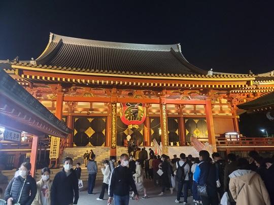 浅草寺の夜景、旅行者が戻り始めた東京の観光スポット