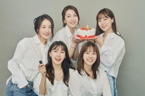 KARA、15周年記念撮影→故ク·ハラをタグ…再結成ステージも実現するか