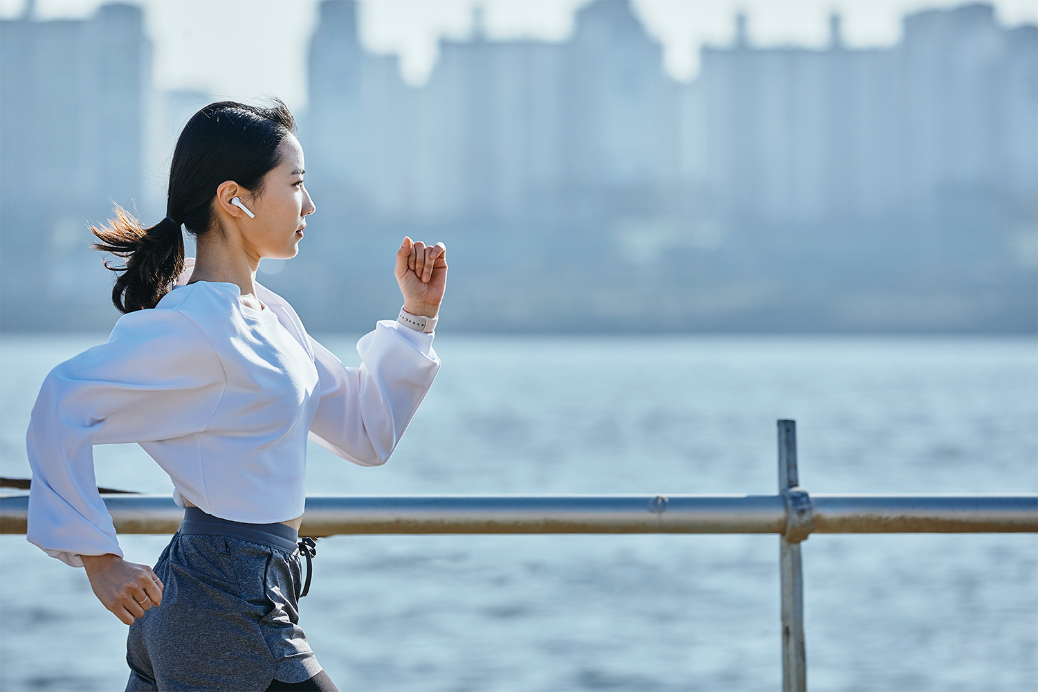 L-Carnitine的運動概念圖，顯示在河邊跑步的女性，專為運動者設計的減肥成分。