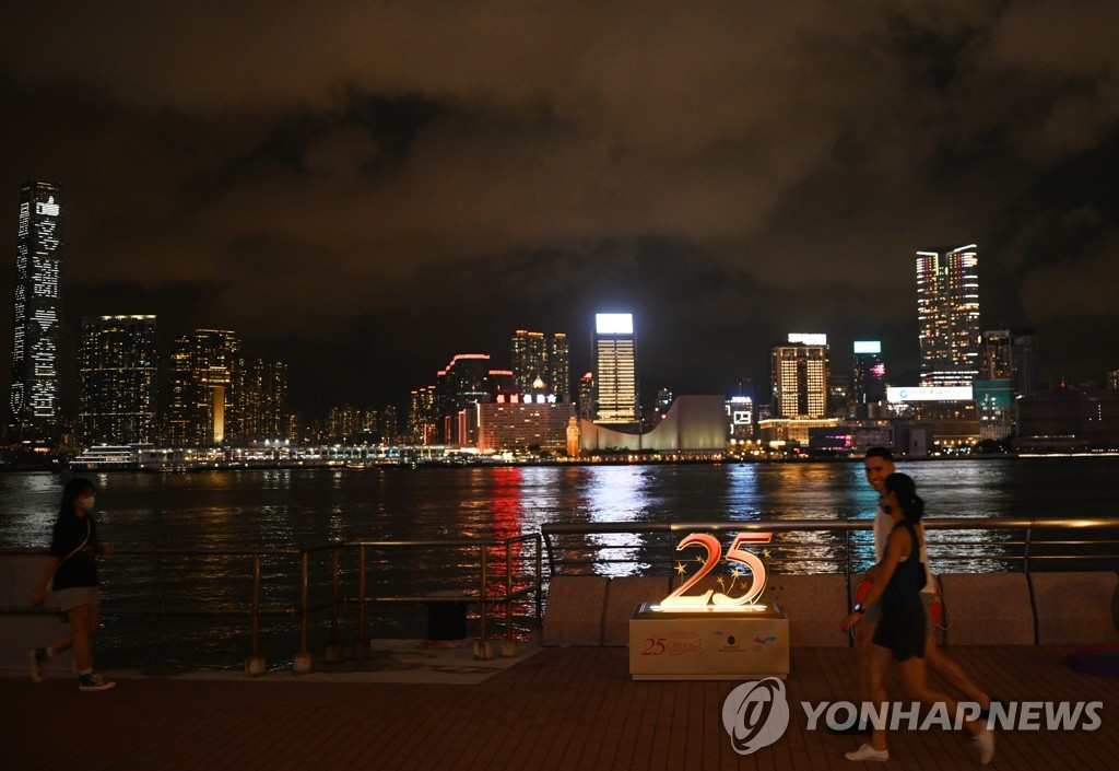 香港夜景，慶祝香港回歸25週年，展示2022年香港與韓國恢復免簽證政策的圖片