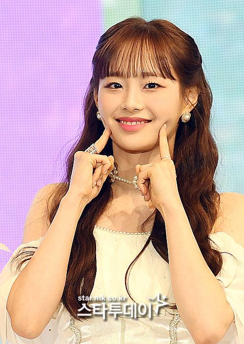 今月の少女のメンバー、チュウが白いドレスを着てカメラに向かってポーズを取っている。