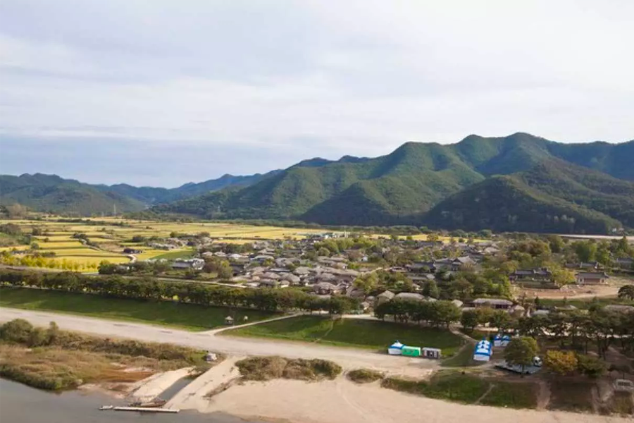 韩国传统村庄的风景，远处可见河流和群山，是韩国遗产和河回面具的故乡。