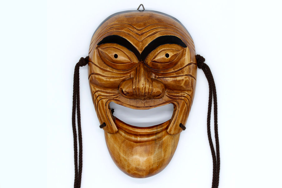 一个韩国传统的河回面具，从正面看，展示了其细致的雕刻和设计风格。