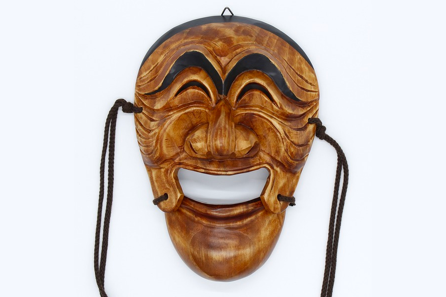 传统的韩国河回面具展示，在韩国文化和艺术中的重要地位。