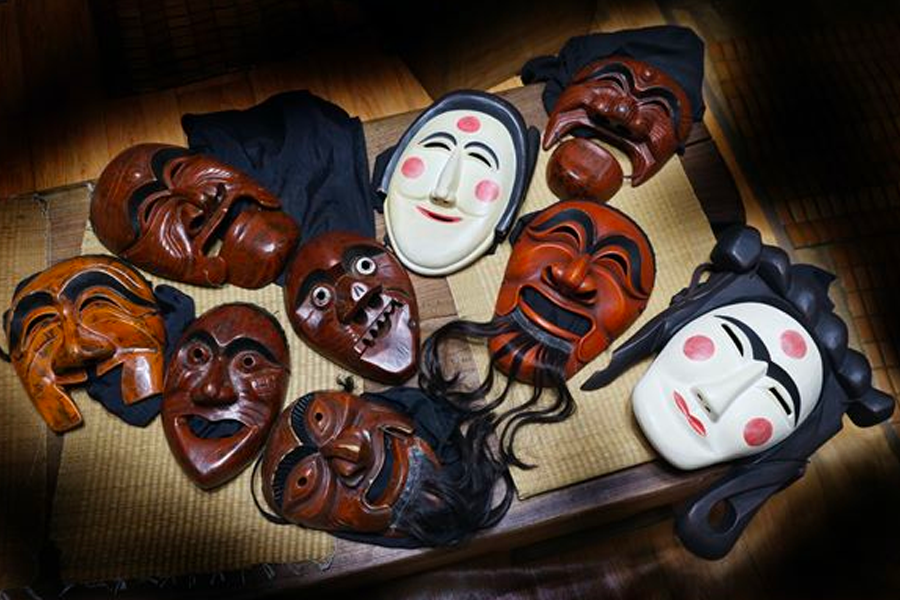 韩国河回面具，传统文化的象征，展示多种类型的面具，如贵族、妇女、新娘及野兽面具。