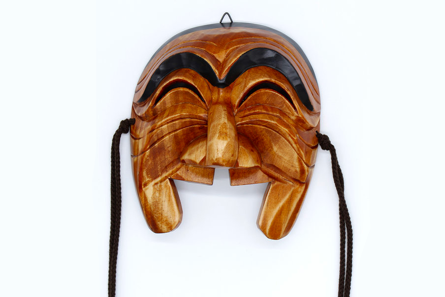 传统的韩国河回面具，以对称和雕刻细节著称，常用于民间仪式和表演。