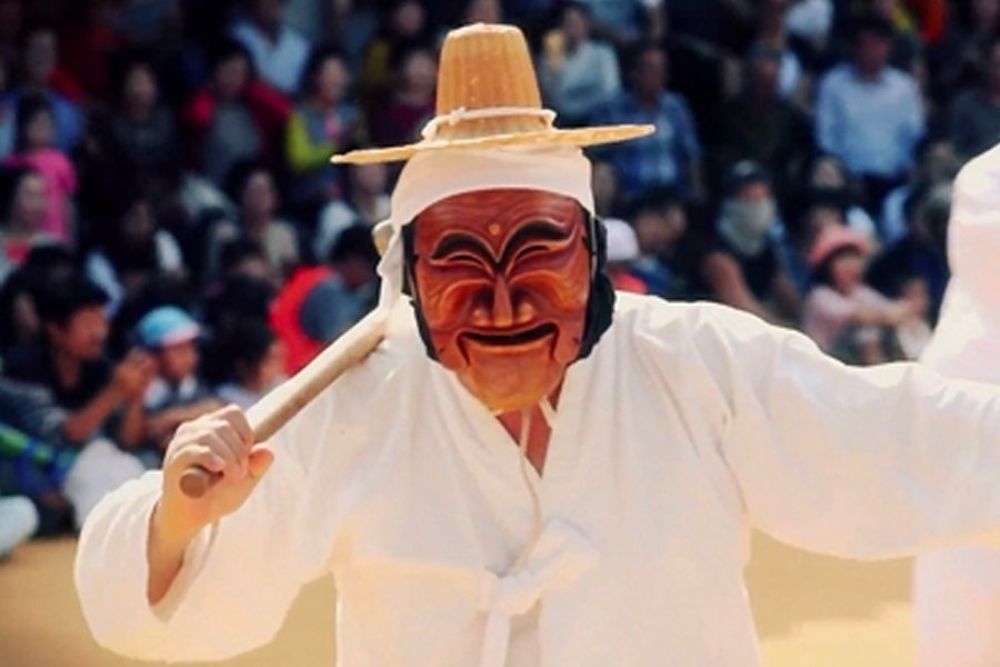 河回面具中的奴役面具代表了韩国传统戏剧中的一个角色，用以讽刺当时的社会阶级现象。