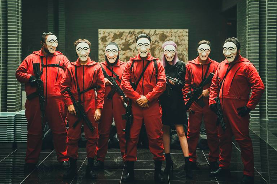 表现出挥舞武器的照片，反映出在韩国河回面具文化中的戏剧表现。