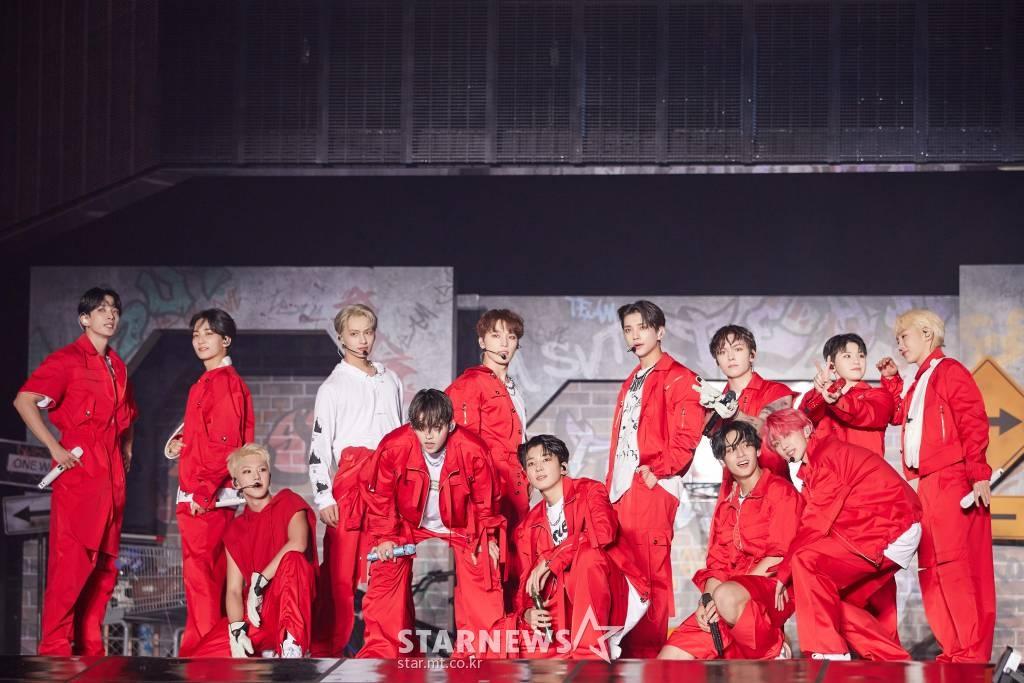 SEVENTEENのメンバーが赤い衣装でパフォーマンス中のシーン。