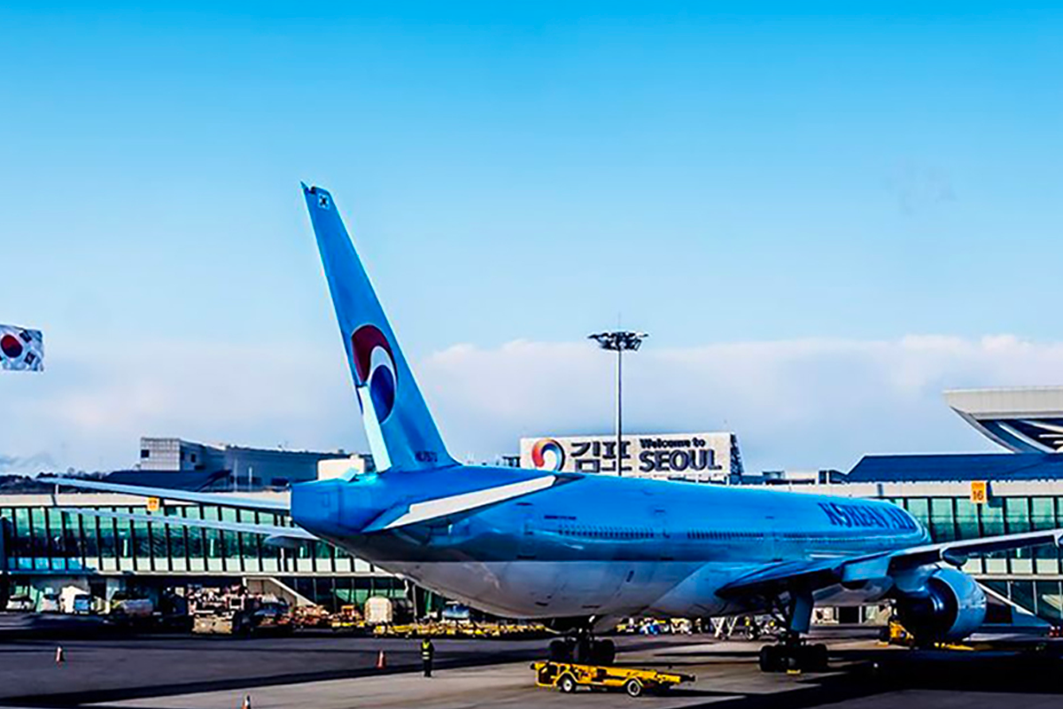一架停在金浦机场的韩国航空客机，其背后可见代表“欢迎来到首尔”的标志。待国际航线恢复，这里将再次繁忙。
