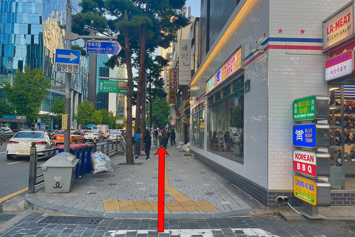 途经青瓦BBQ后继续前进，明洞探险美食体验。