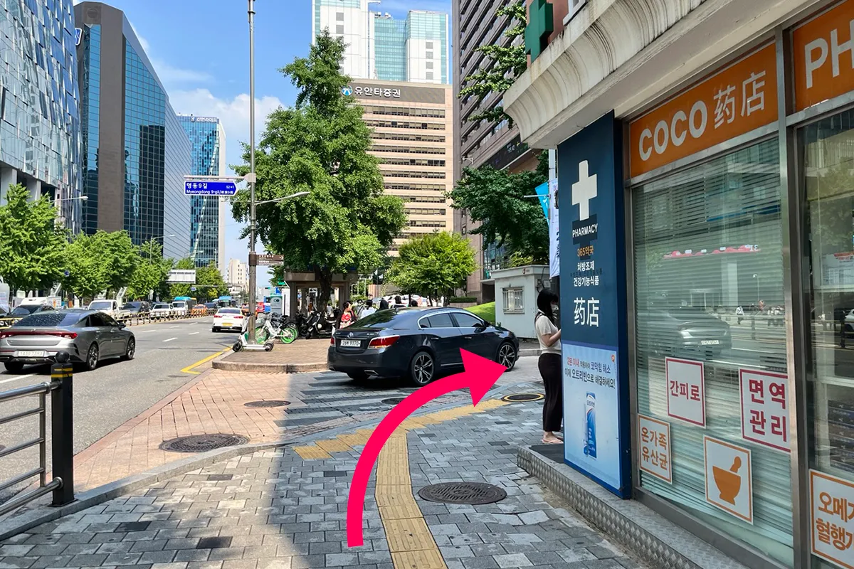 于转角处右转，在药店找到明洞君子大韩烤肠，为您的购物行程增添精彩。