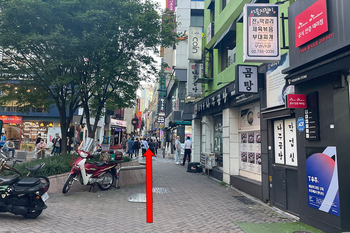 在明洞的一隅，发现君子大韩烤肠，一览无余的美食地标。