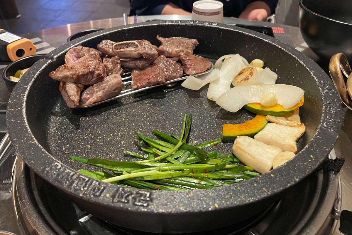 thịt bò nướng ở Gunja Daehan Gobjang, hàn quốc, myeongdong 