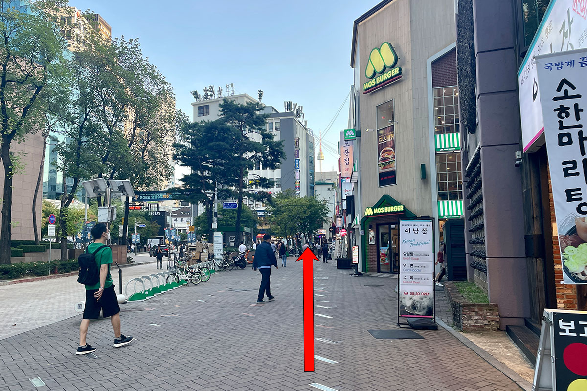 快速进入明洞商圈，一路直走5分钟，走到君子大韩烤肠。