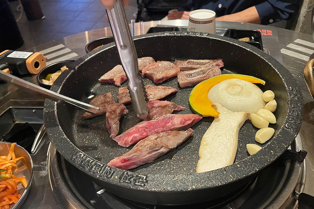 thịt bò nướng ở Gunja Daehan Gobjang, hàn quốc, myeongdong 