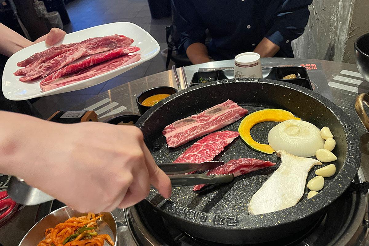 thịt bò nướng ở Gunja Daehan Gobjang, hàn quốc, myeongdong 