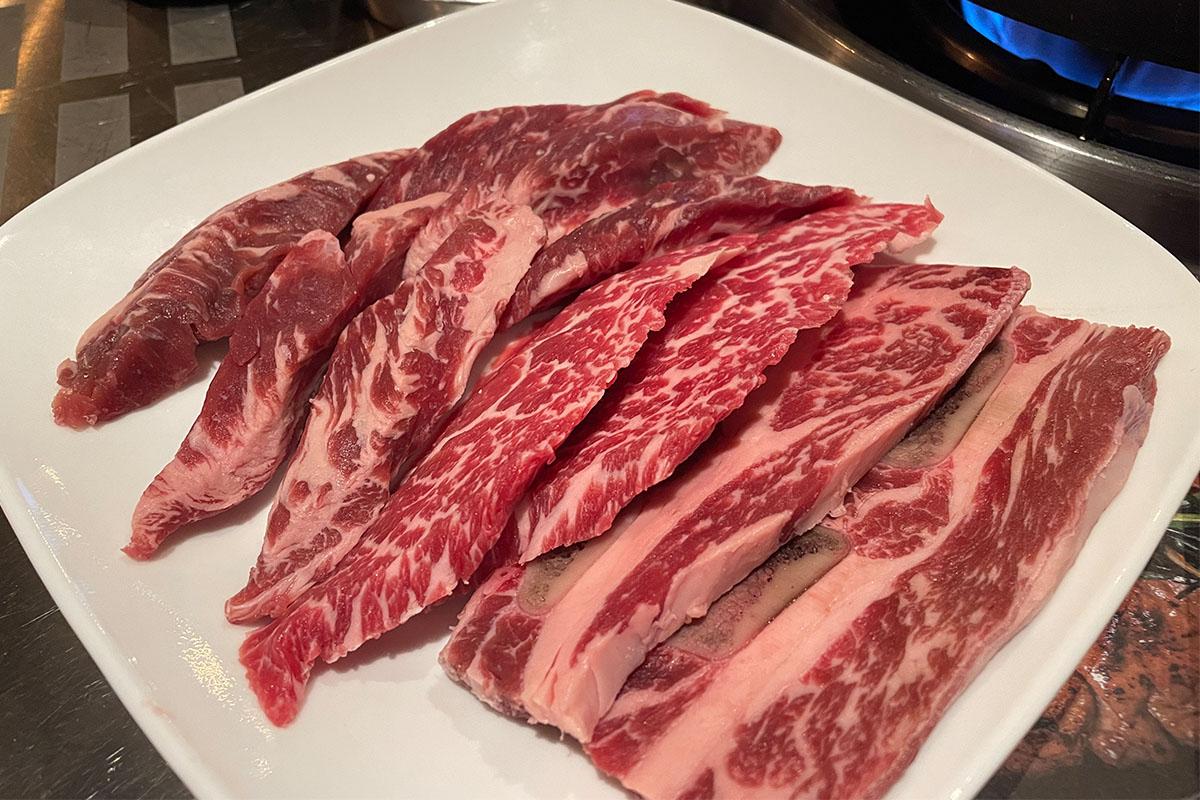 thịt bò nướng ở Gunja Daehan Gobjang, hàn quốc