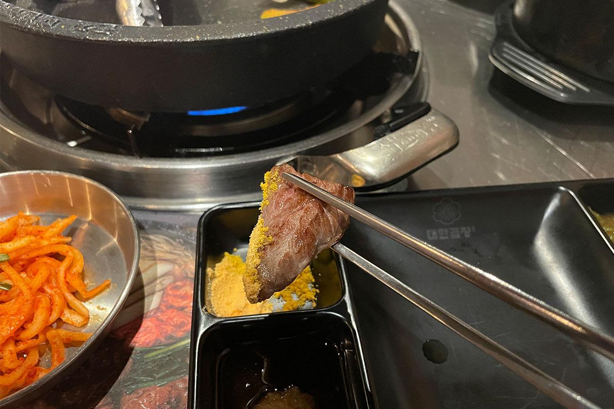 thịt bò nướng ở Gunja Daehan Gobjang, hàn quốc, myeongdong 