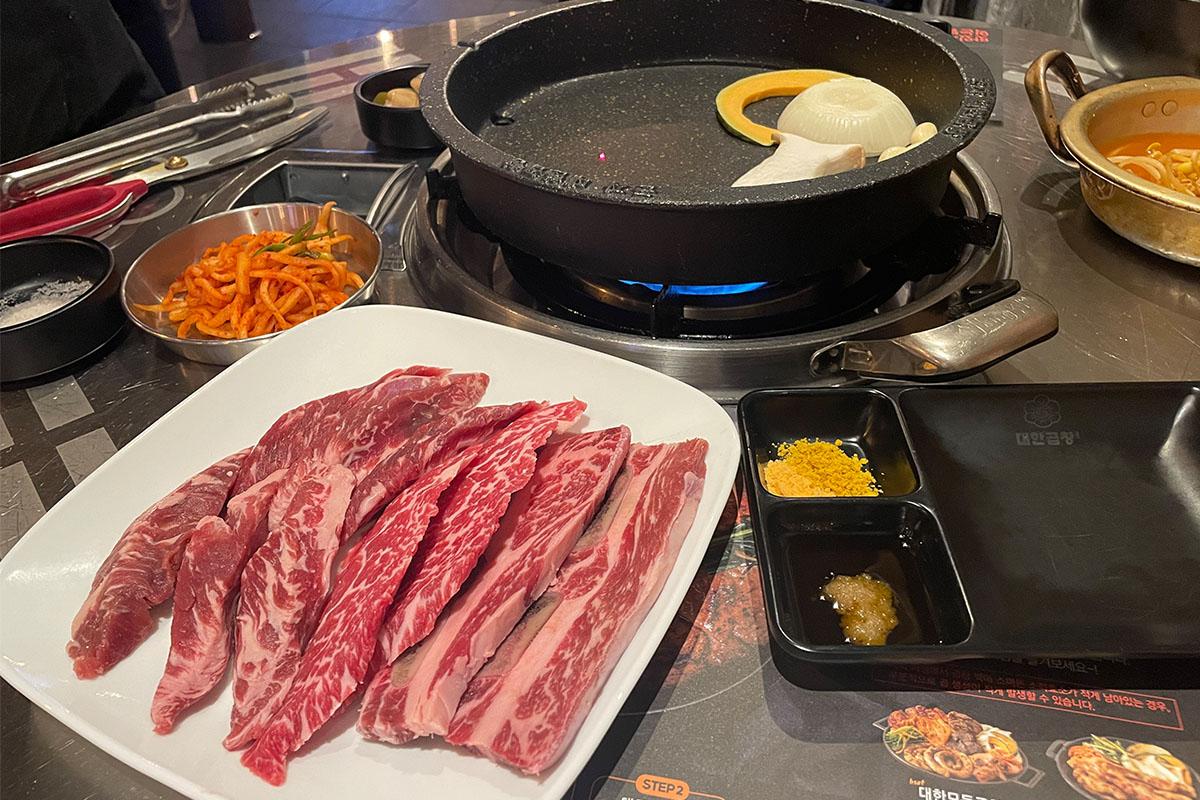 thịt bò nướng ở Gunja Daehan Gobjang, hàn quốc, myeongdong 