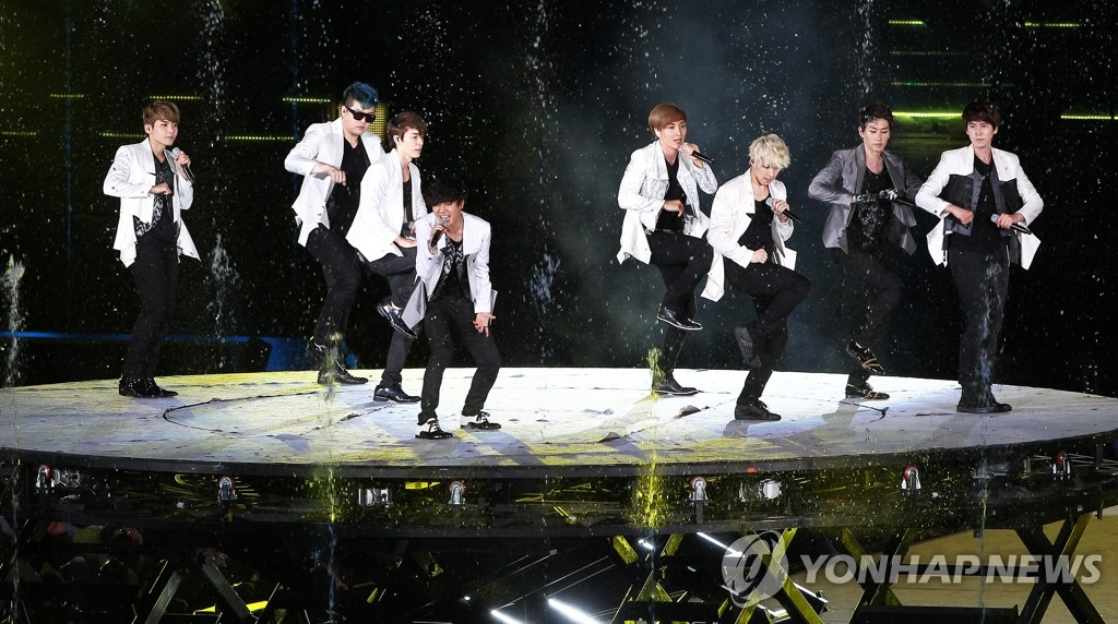 Super Junior在金唱片奖颁奖典礼上的演出