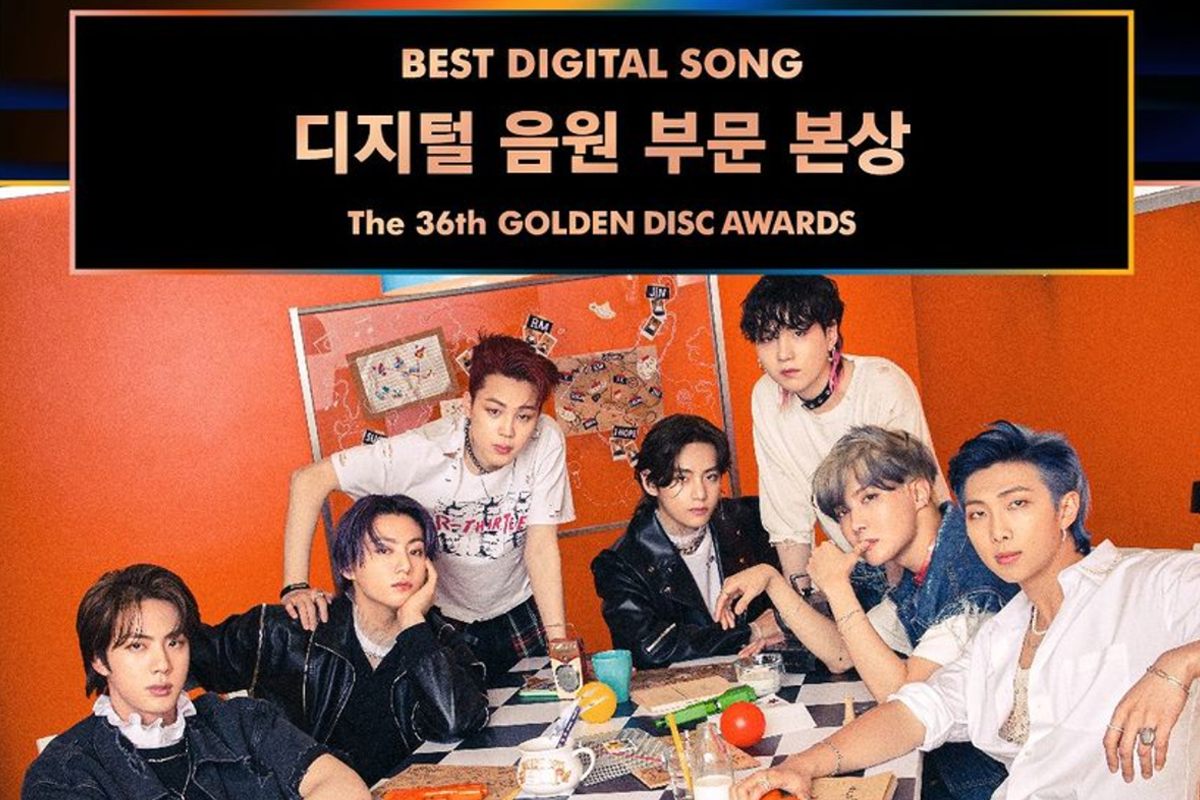 韩国金唱片奖标志和奖杯在颁奖典礼上的展示