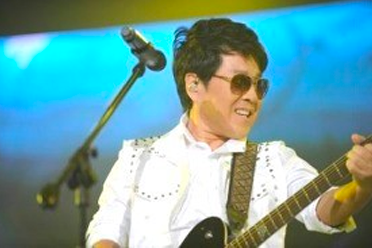 韩国著名歌手在金唱片奖上进行音乐演出