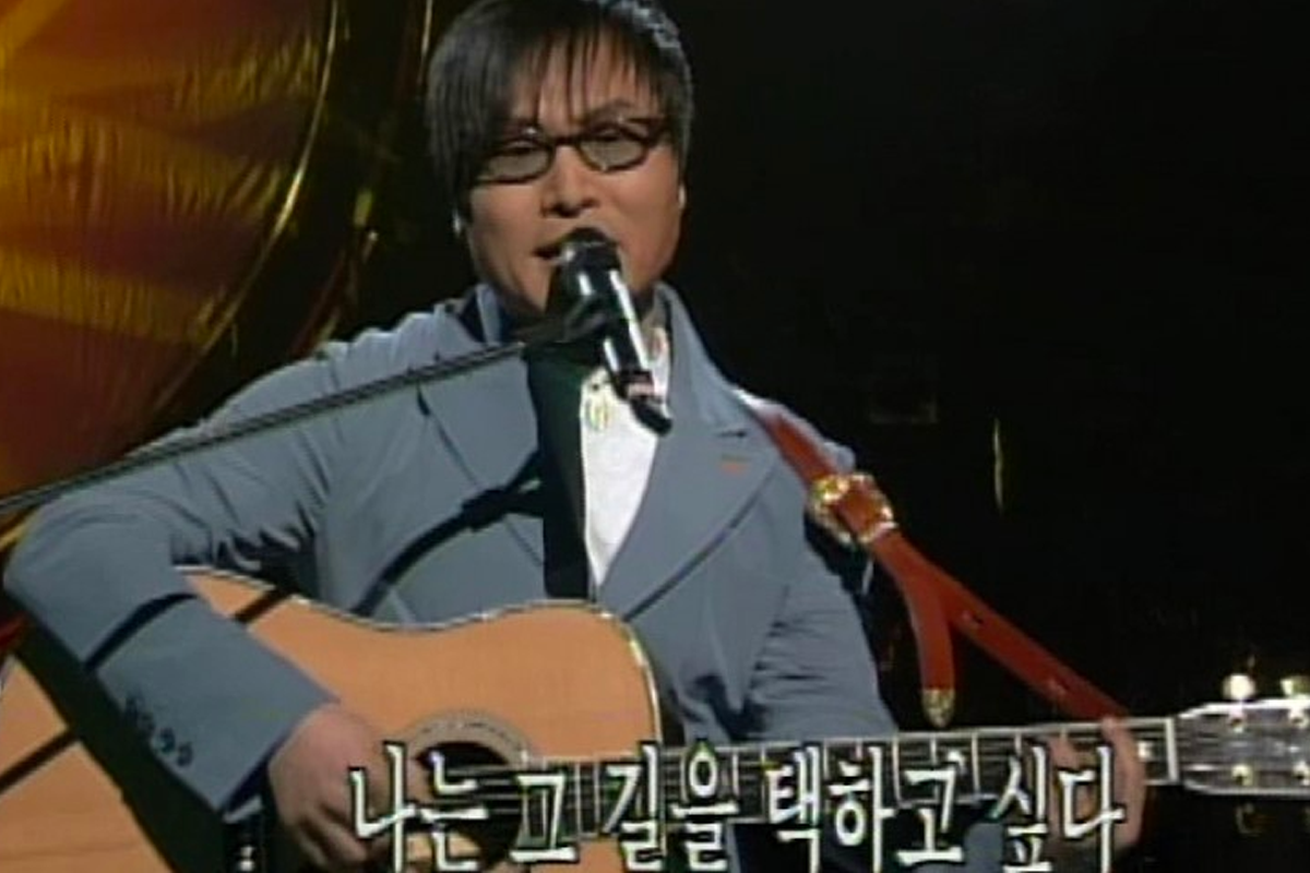 金唱片奖颁奖典礼现场的一位歌手正在进行表演