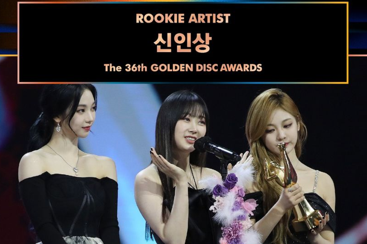 韩国金唱片奖大赏得主展示奖杯