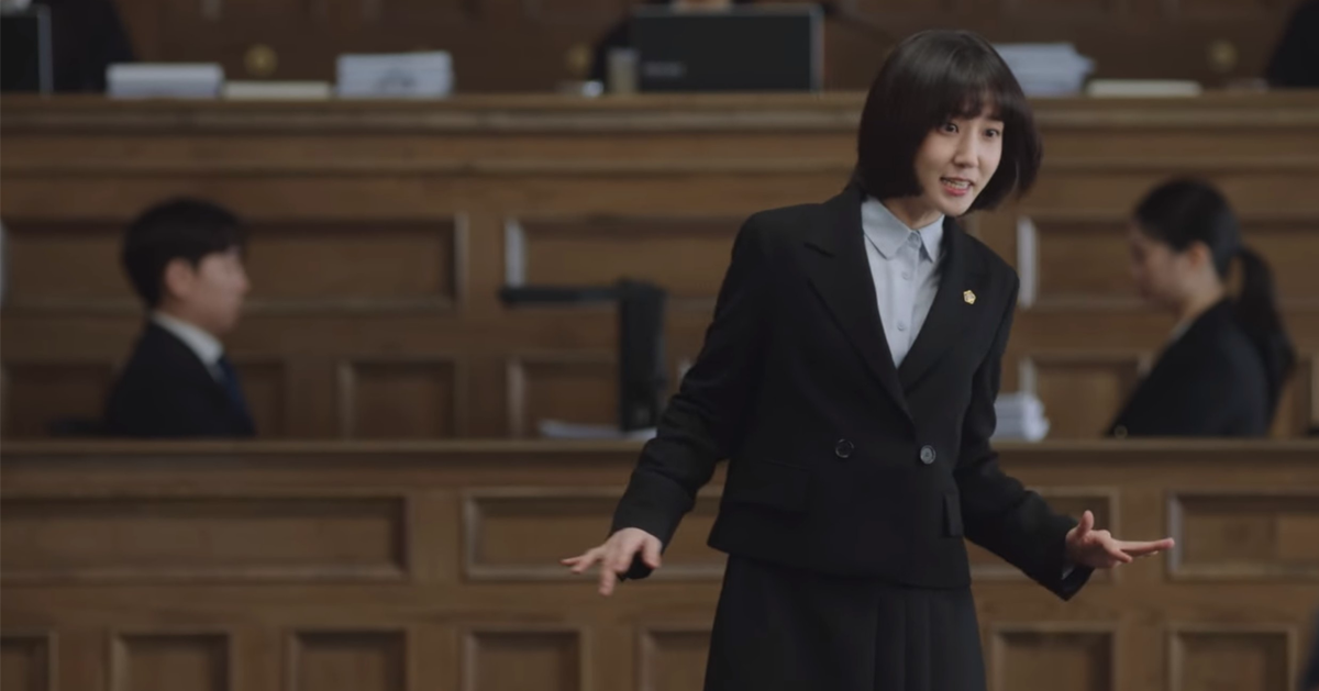 Sala de un tribunal coreano, destacando el estrado de los jueces, como se observa en una escena de 'Extraordinary Attorney Woo'.