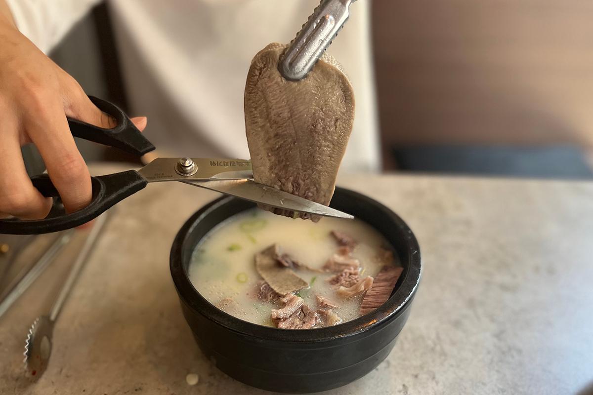 Mundgerechte Rindfleischstückchen mit Suppe und Reis im Lee Nam Jang Restaurant