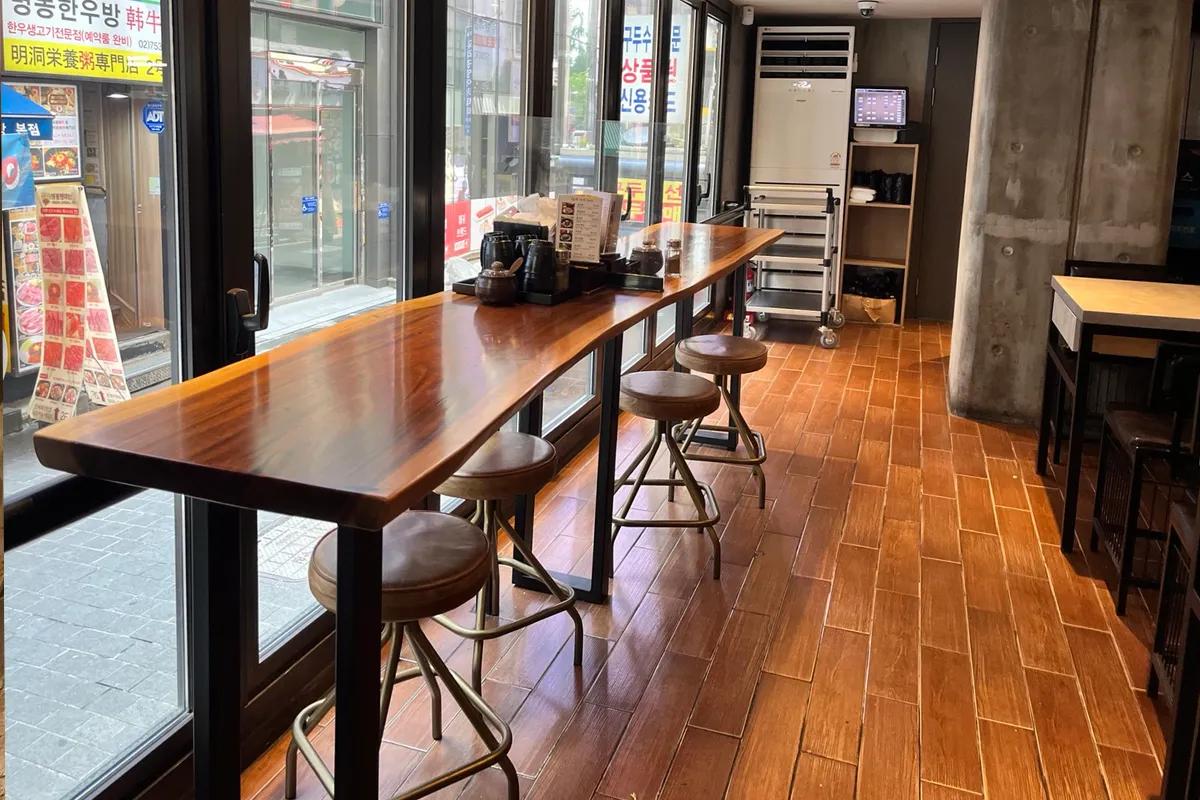 Gemütlicher Sitzbereich am Fenster im Lee Nam Jang Restaurant, ideal für Alleinreisende