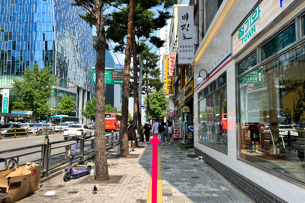 Ein paar Minuten Fußweg von der U-Bahn-Station zum Lee Nam Jang Restaurant in Myeongdong