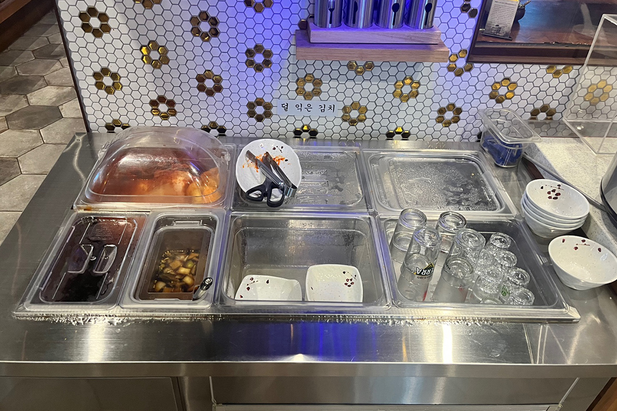 Selbstbedienungstheke im Lee Nam Jang Restaurant für Reis, Nudeln und Beilagen