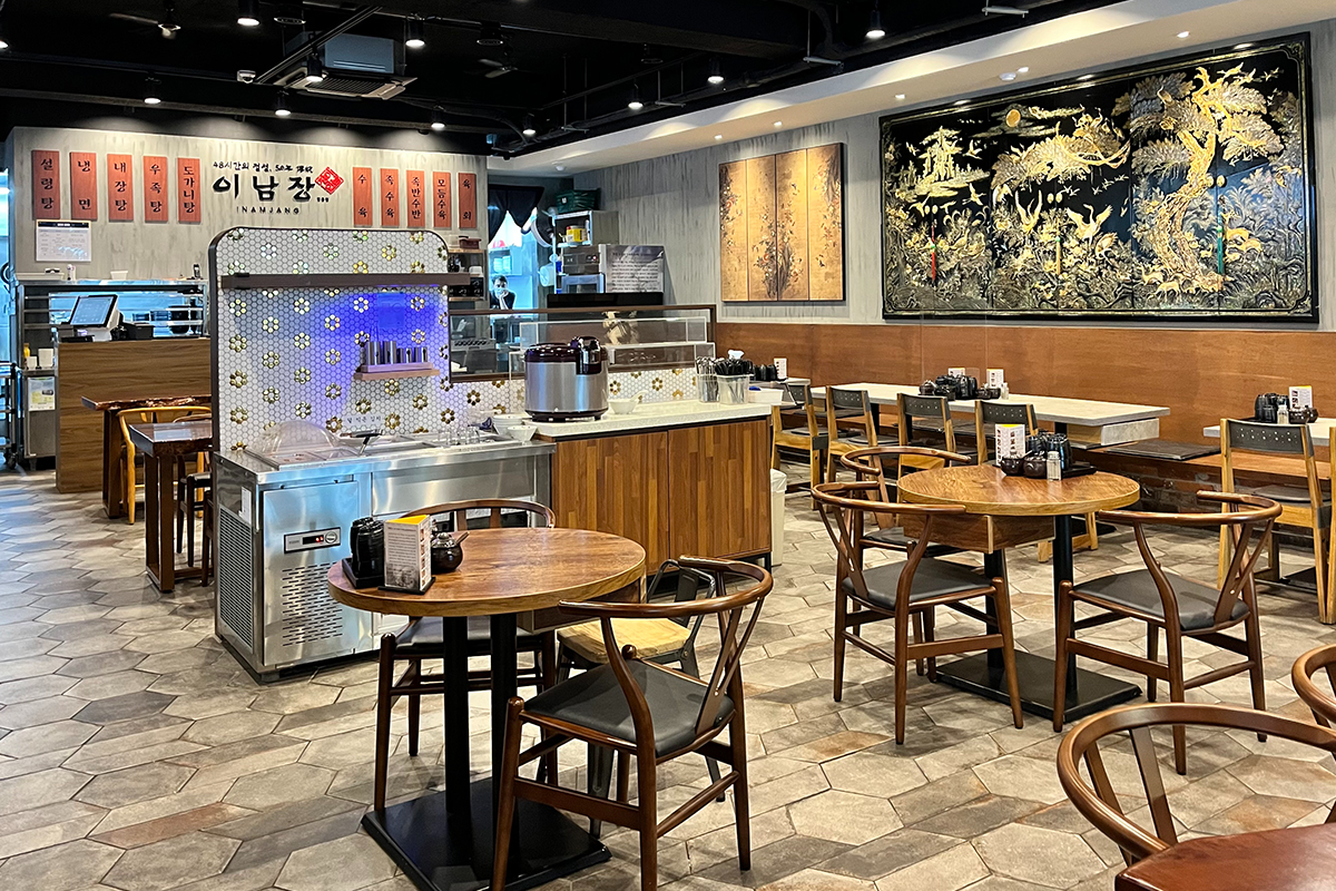 Geräumiger und elegant gestalteter Innenraum des Lee Nam Jang Restaurants mit traditionellen koreanischen Dekorationen