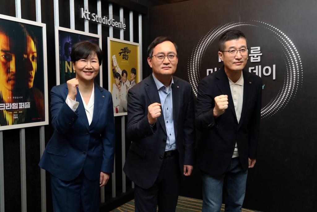 KTグループメディアデーにてKT StudioGenie代表キム・チョルヨン、KT社長カン・グクヒョン、skyTV代表ユン・ヨンピルがポーズを取る