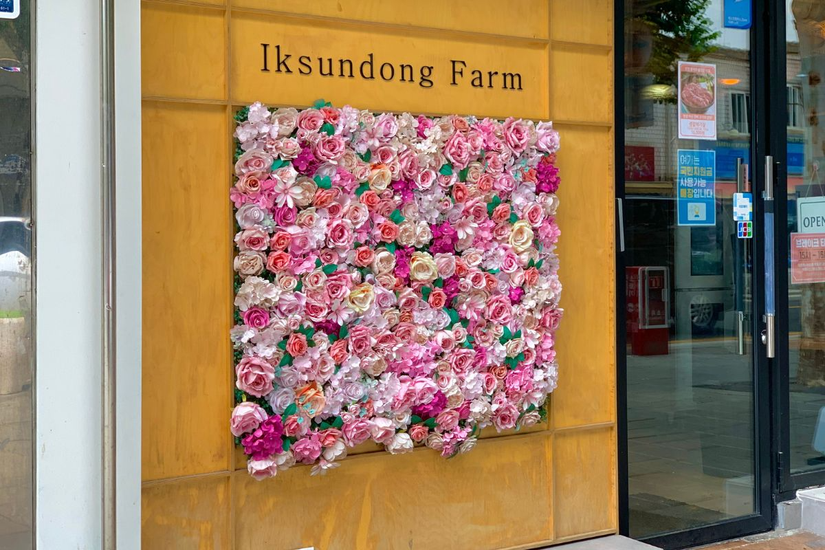 tường hoa ở Iksundong Farm, Nhà hàng thịt nướng BBQ nổi tiếng ở Ikseondong, Seoul