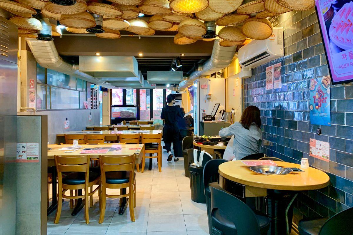 bên trong Iksundong Farm, Nhà hàng thịt nướng BBQ nổi tiếng ở Ikseondong, Seoul