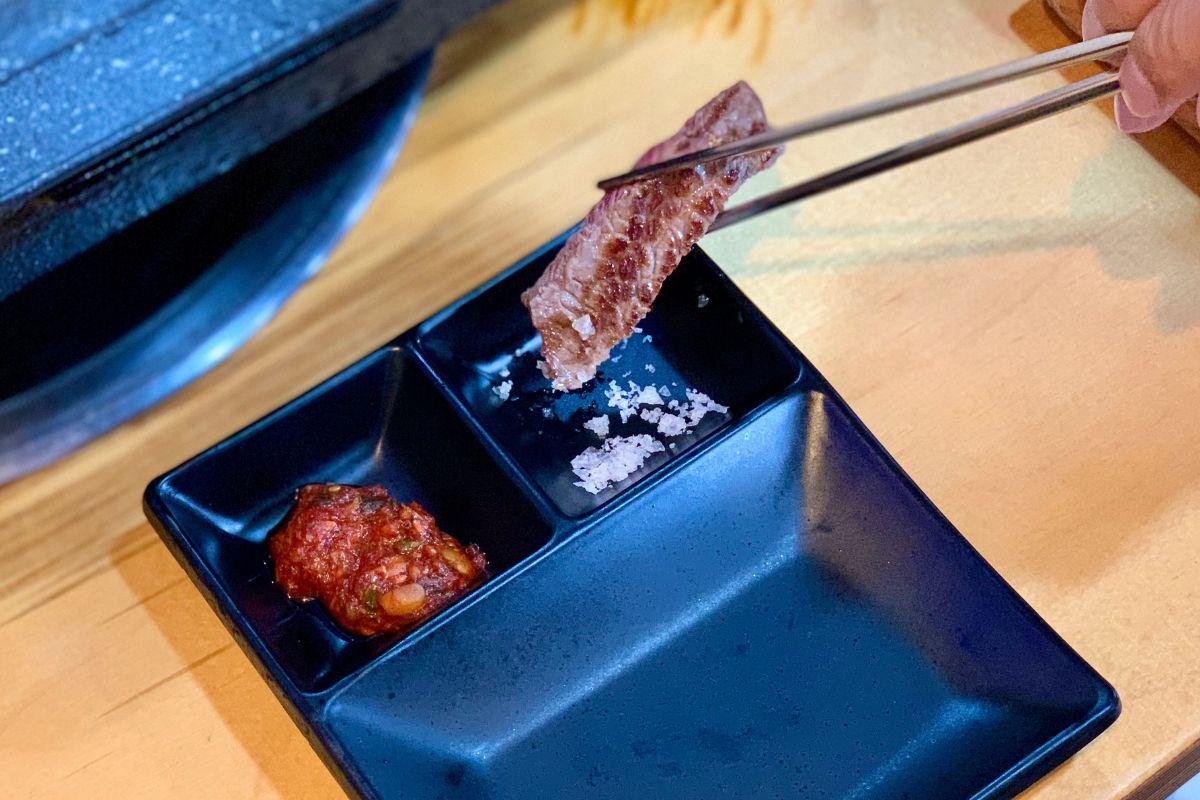 chấm thịt bò với muối 